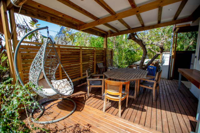 Photo de la terrasse extérieure sur le côté de la maison